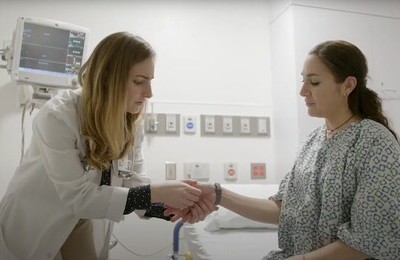 Кодирование Аквилонг в Верхнем Уфалее Врач держит пациентку за руку